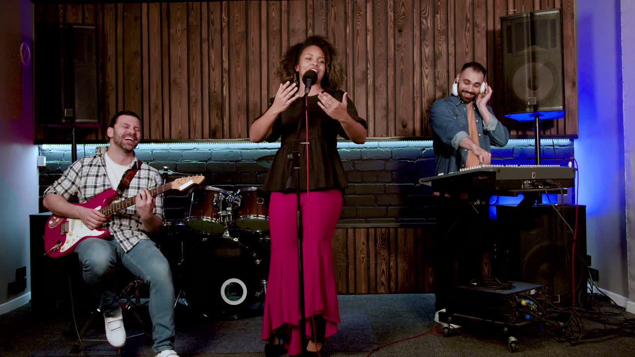 스튜디오에 있는 음악 그룹