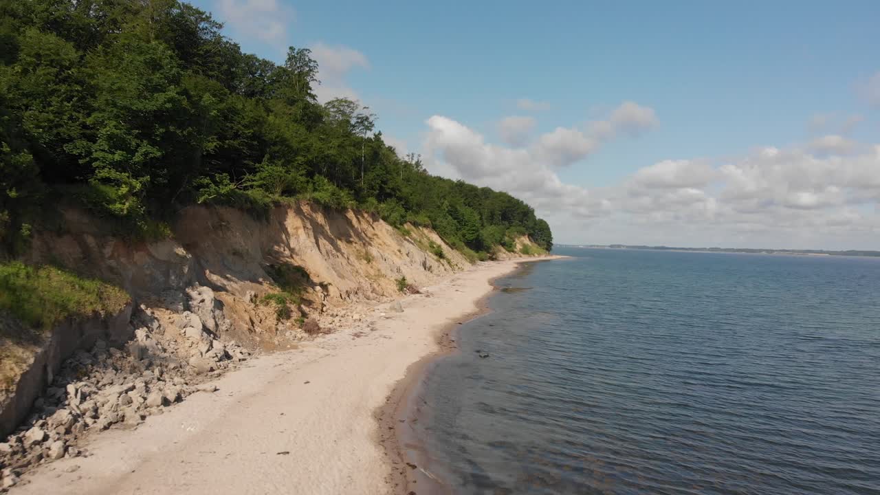 Kaunis ranta Pohjois-Saksassa, Schleswig-Holsteinissa, nimeltään Noerin ranta Itämeren rannalla.
