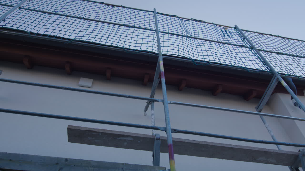 disparo de paralaje de un andamio en una casa