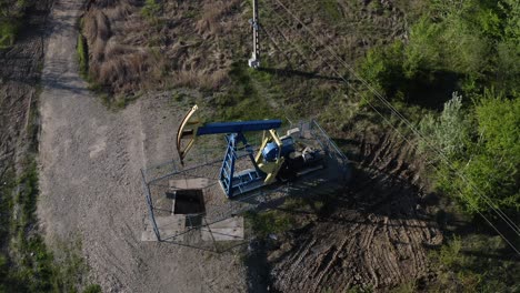 vista aérea del equipo de bomba de aceite al lado de la carretera cerca de campina, rumania