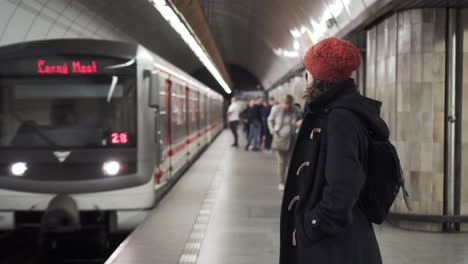 Metro-O-Subterráneo-Que-Llega-A-La-Plataforma-O-Estación