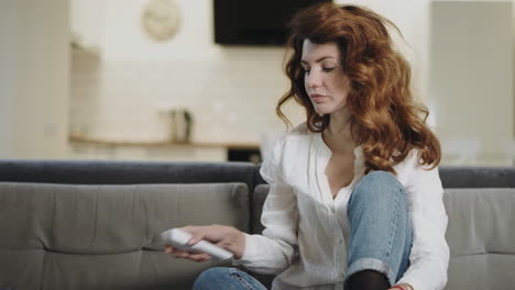 Mujer-Aburrida-Revisando-Canales-De-Televisión-En-La-Cocina-Abierta.-Chica-Somnolienta-Apagando-La-Televisión.