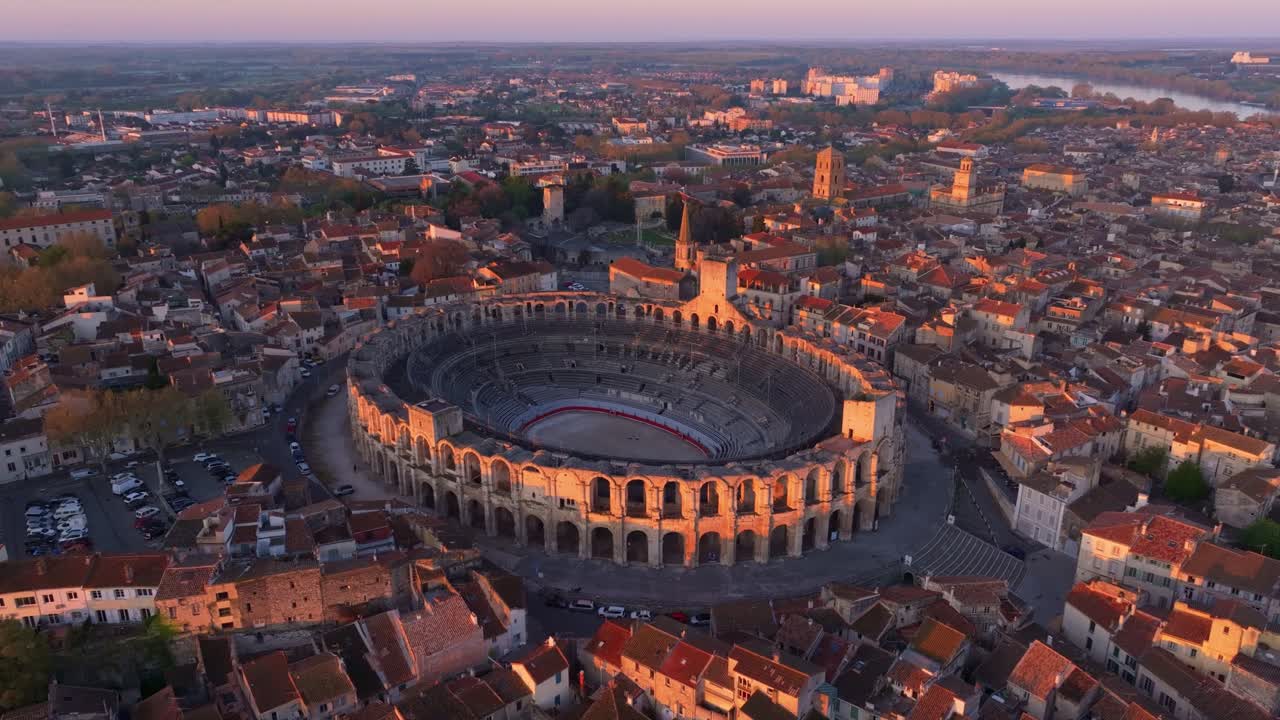 Panoramica aerea di Arles con il fiume Rodano e lo skyline illuminato dal sole