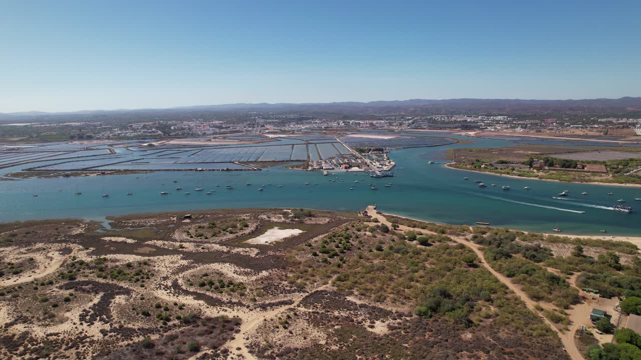 열대 모래 해변 에 있는 배 들 의 공중 사진