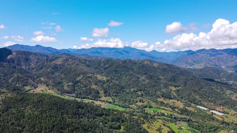 Vista-Aérea-De-La-Cordillera-En-Un-País-Caribeño-Con-Nubes-Y-El-Cielo-Azul,-Manabao,-República-Dominicana