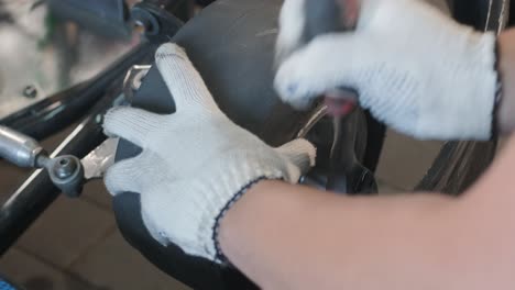el mecánico del servicio de carreras de go kart cambia las ruedas