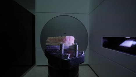 escáner dental 3d que captura el modelo de prótesis de arco completo
