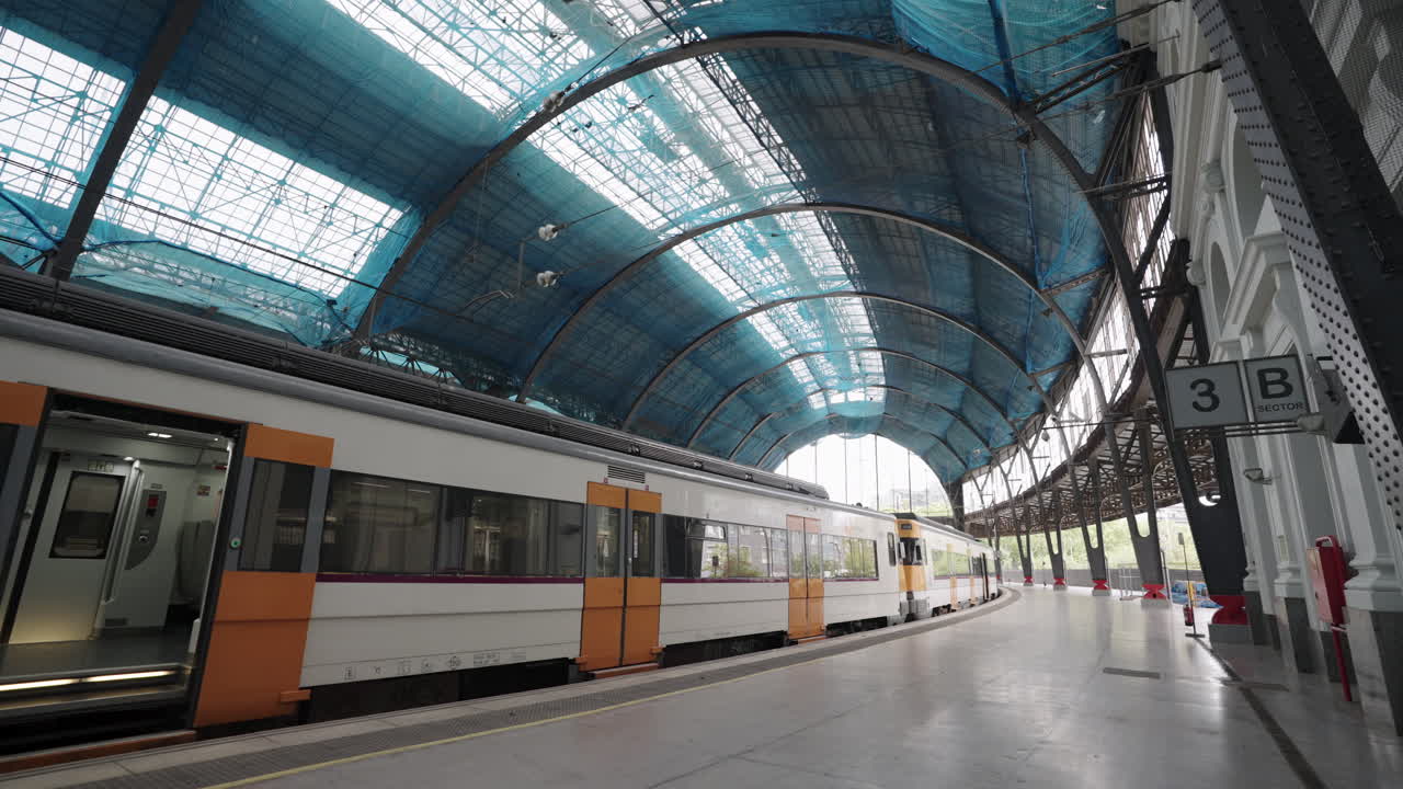 Bredt utsyn over plattform 3 på Estacion de Francia med byggearbeid på taket