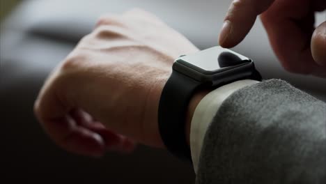 persona que ajusta el reloj inteligente
