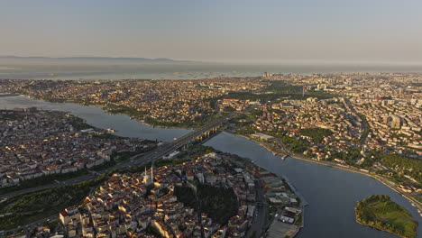 Estambul-Turquía-Antena-V36-Sobrevuelo-Beyoğlu-Hacia-Eyüpsultan-Capturando-Tráfico-Intenso-En-El-Puente-Haliç-A-Través-Del-Cuerno-De-Oro-Y-La-Vasta-Extensión-Del-Mar-De-Marmara-Al-Amanecer---Filmado-Con-Cine-Mavic-3---Julio-De-2022