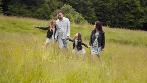familia disfrutando de un paseo por el campo