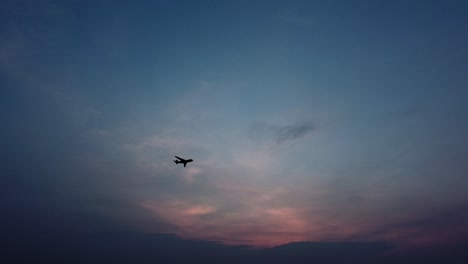4k plane crossing the horizon