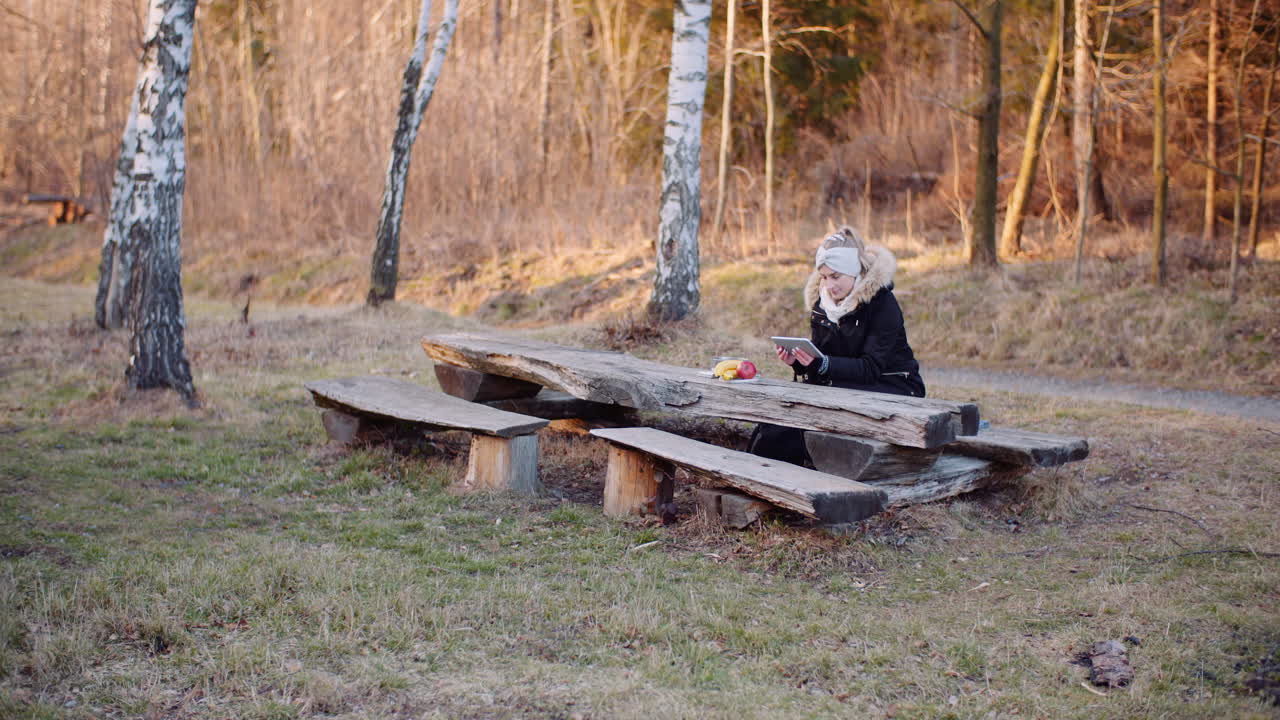 женщина-туристка тормозит во время прогулки в горах 3