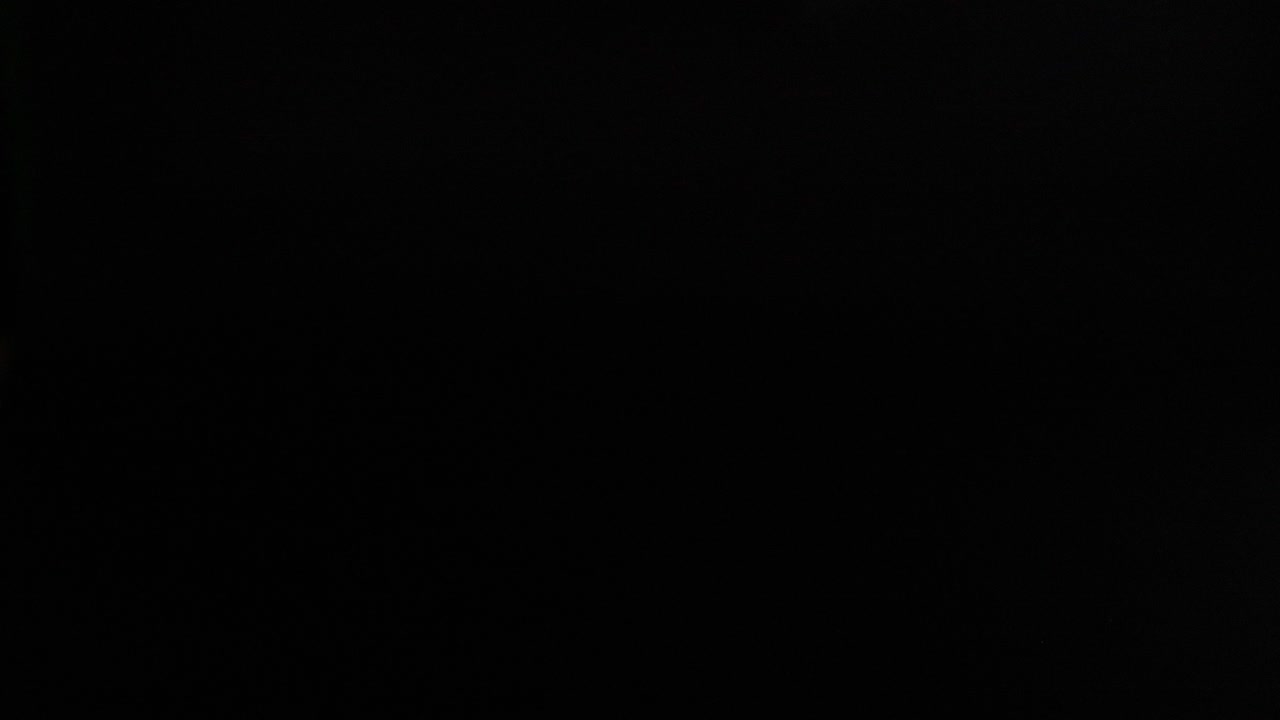 un pato de goma rodando en un espacio oscuro