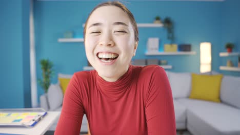 행복한 아시아 여성이 카메라에 웃고 있습니다.