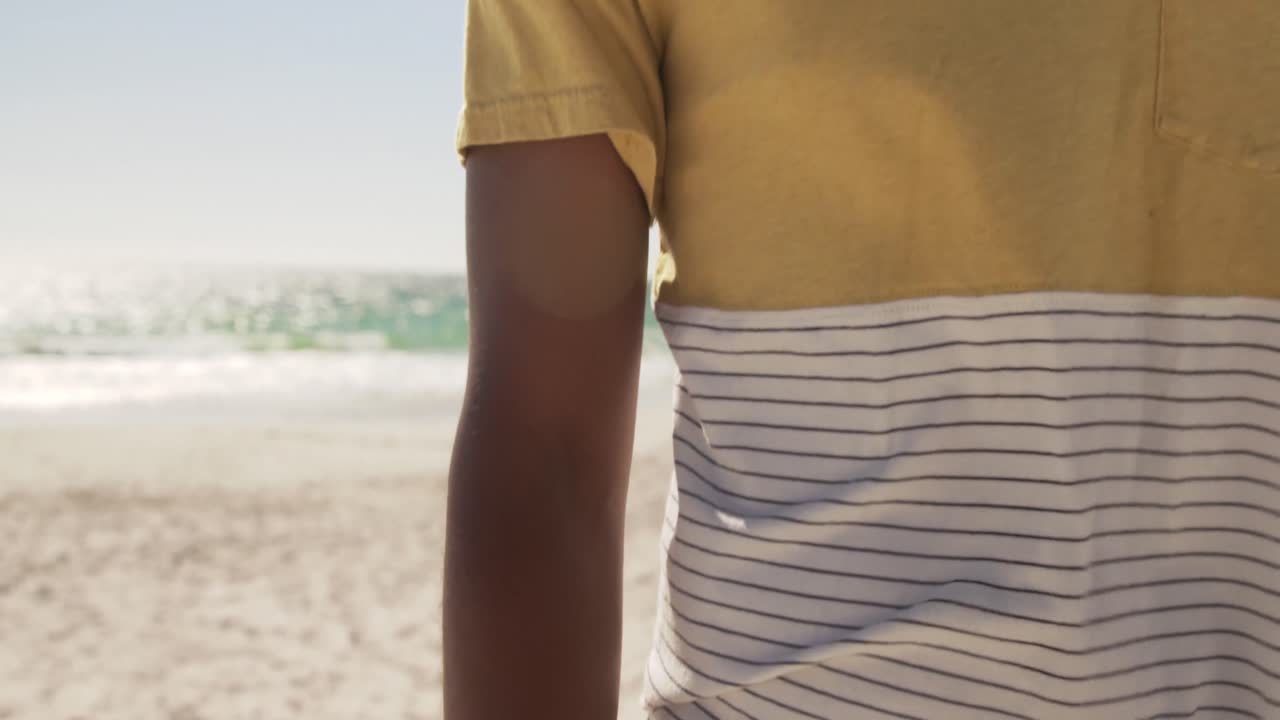 Uomo in piedi sulla spiaggia 4k