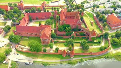vista aérea del castillo de la orden teutónica en malbork, malbork, más grande por tierra en el mundo, sitio del patrimonio mundial de la unesco, polonia