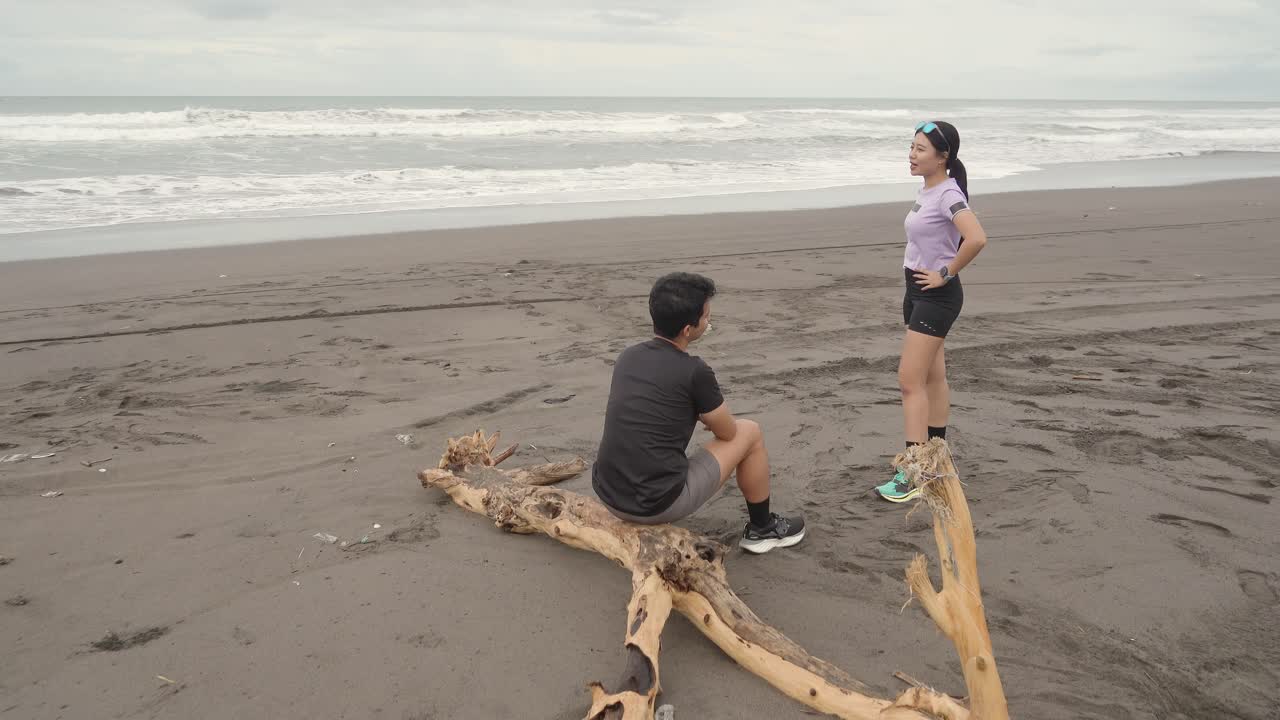 pareja relajándose en la playa