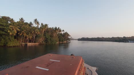 Pov-Bootsfahrt-Entlang-Der-Von-Palmen-Gesäumten-Ufer-Der-Alleppey-Backwaters