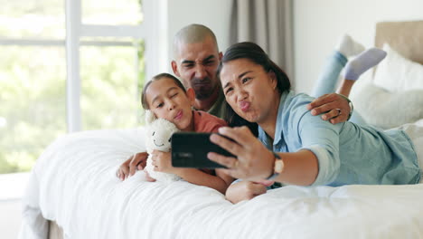 Funny,-selfie-and-family-together-in-bedroom