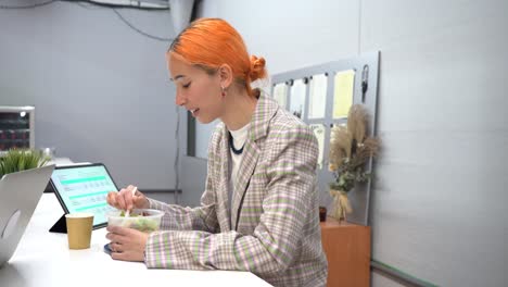 woman having lunch with colleagues in office