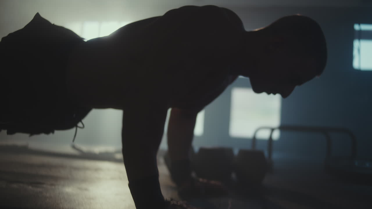 체육관 에서 푸시업 을 하는 남자