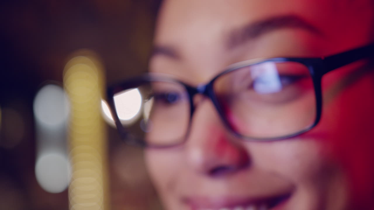 primer plano de una mujer con gafas