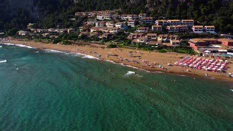 Filmische-Luftdrohnenansicht-Des-Strandes-Von-Glyfada-Auf-Der-Insel-Korfu-In-Griechenland