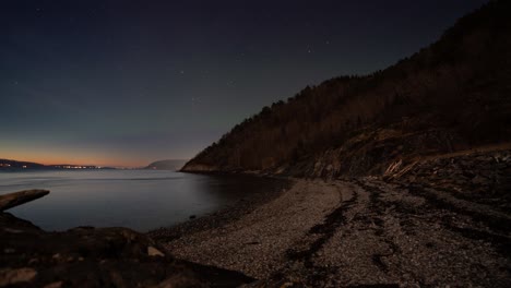 Hermoso-Paisaje-En-Una-Playa-Desde-La-Mañana-Hasta-La-Noche-Con-Una-Vista-Espectacular-De-La-Aurora-Boreal---Tiro-De-Lapso-De-Tiempo