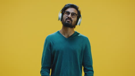 hombre escuchando música con auriculares