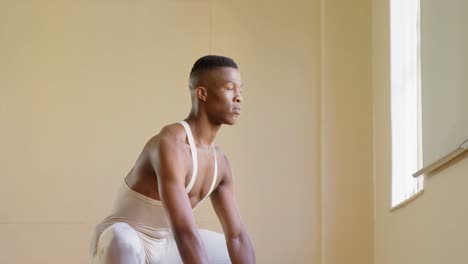 danseuse de ballet dansant dans le studio 4k