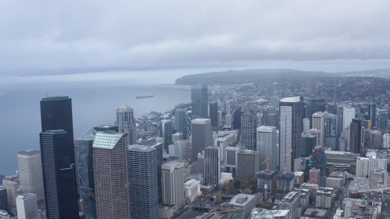 toma aérea en órbita de los sombríos edificios del centro de seattle.