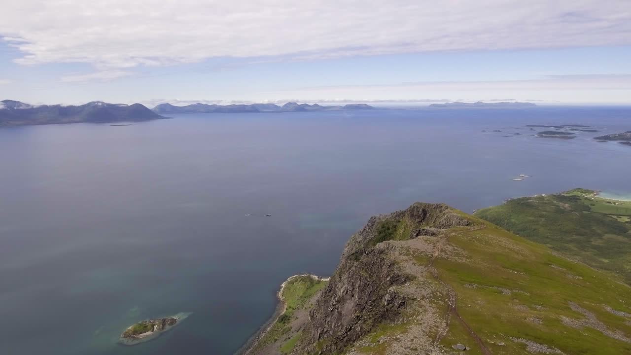 aerial de las montañas y fiordos en noruega