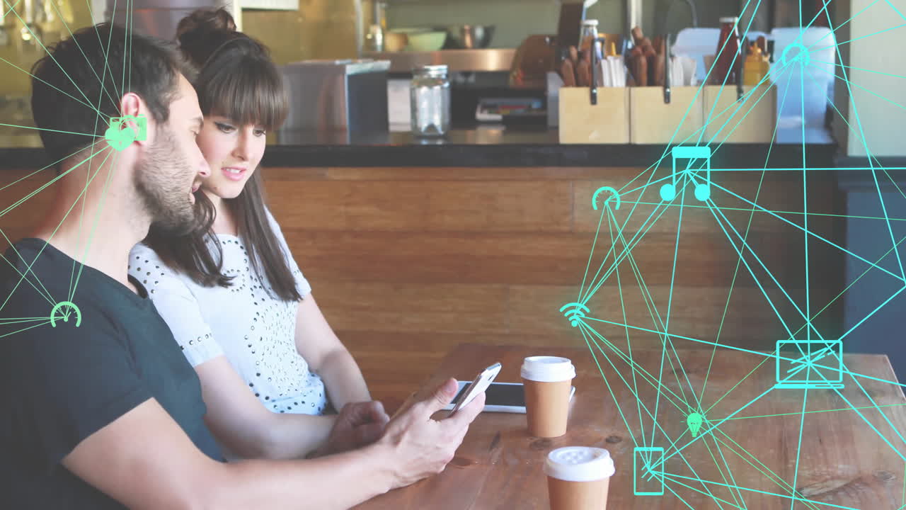 animación del procesamiento de datos financieros sobre personas caucásicas que usan teléfonos inteligentes