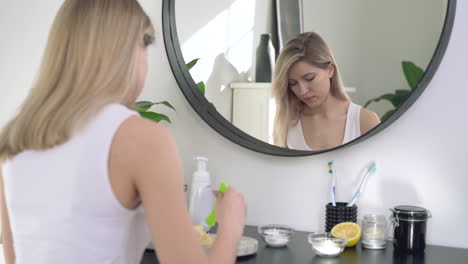 Mujer-Preparando-Mascarilla-Facial