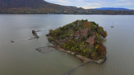 Castillo-Abandonado-En-Una-Isla