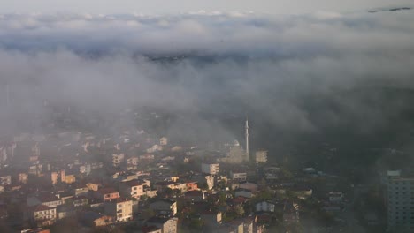 paisaje urbano brumoso con mezquita