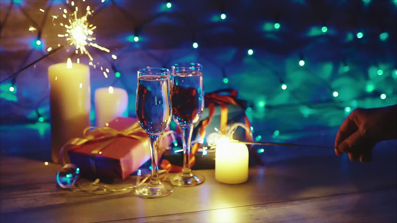celebración de la víspera de año nuevo con champán y chispas