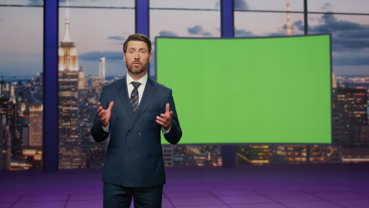 el confiado presentador de noticieros hablando noticias diarias en el estudio de televisión con pantalla verde.