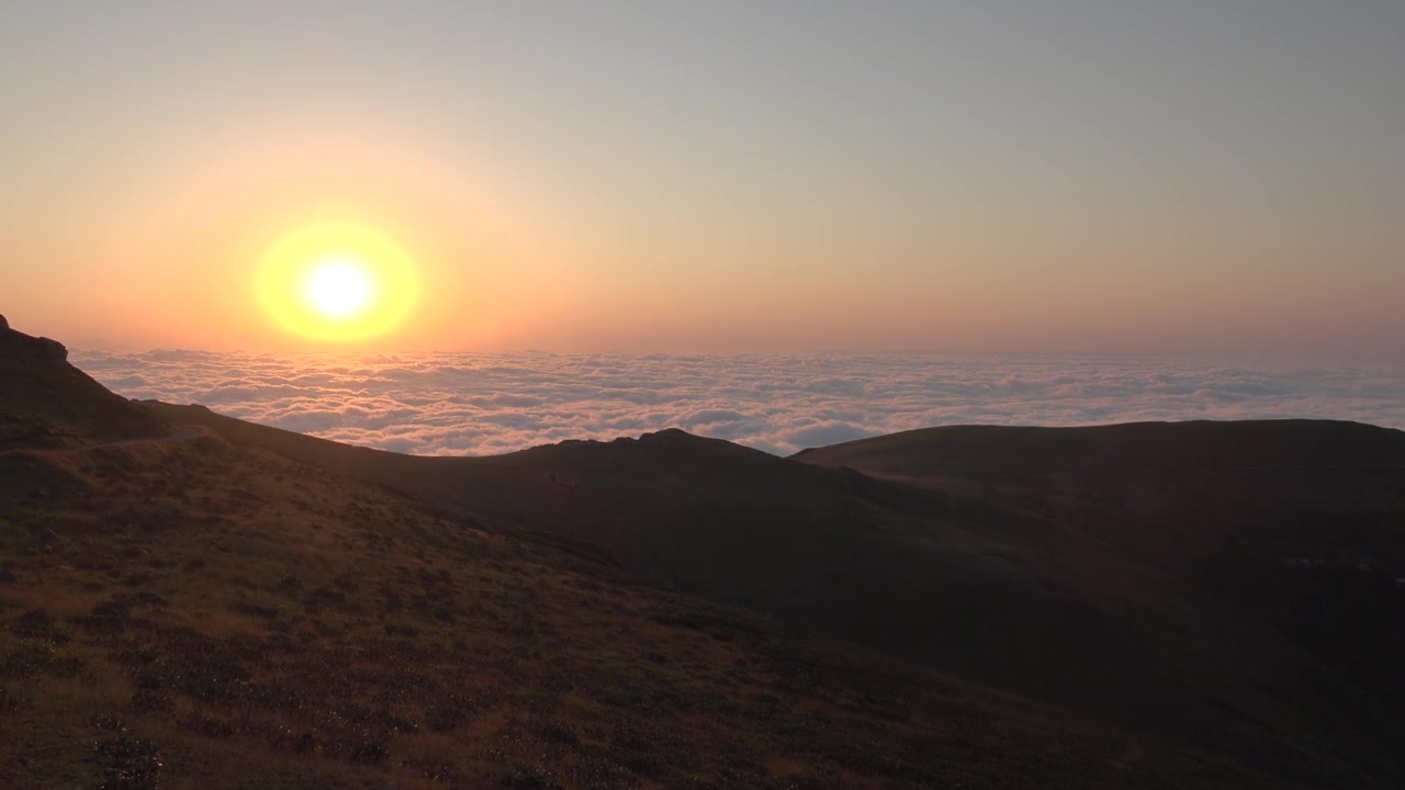 Tramonto mozzafiato sulle cime delle montagne sopra le nuvole
