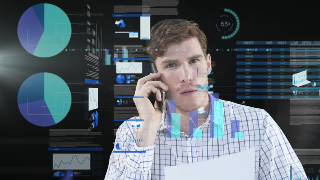 검은 바탕에 스마트 폰으로 이야기하는 백인 남성 위의 데이터 처리 애니메이션