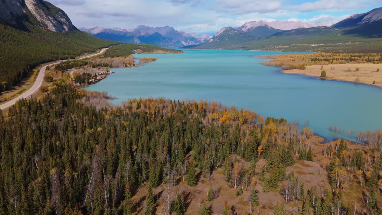 Ampia veduta panoramica del Lago Abraham in autunno