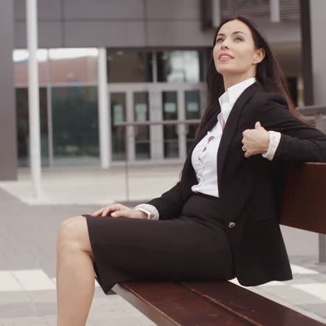 Mujer-De-Negocios-Tranquila-Sentada-Al-Aire-Libre