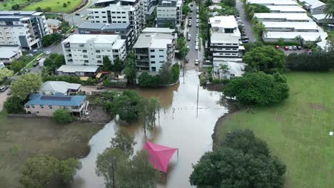 toma de drones de casas inundadas varadas entre aguas de inundación-2