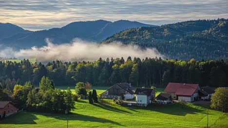 La-Niebla-De-La-Mañana-Abraza-Las-Colinas-Y-Los-árboles-Alrededor-De-Un-Tranquilo-Pueblo-Rural