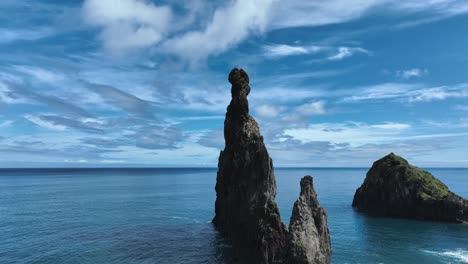 vista de los islotes de ribeira da janela con el fondo del océano y el cielo