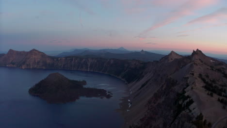 Isla-Del-Mago-Y-Borde-Del-Lago-Del-Cráter-Al-Atardecer