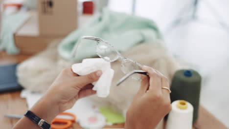 manos de mujer limpiando vasos
