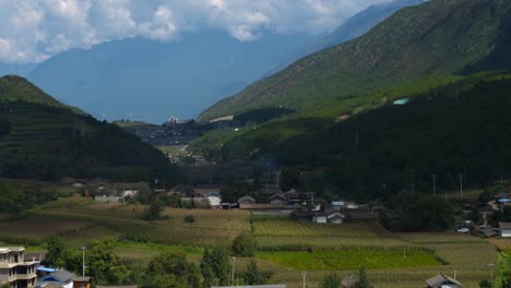 Drohnenaufnahmen-Der-Landschaft-Des-Chinesischen-Bergdorfes-Yunnan