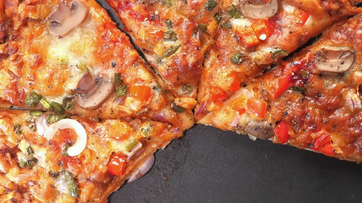 Primo piano di una deliziosa pizza con vari condimenti